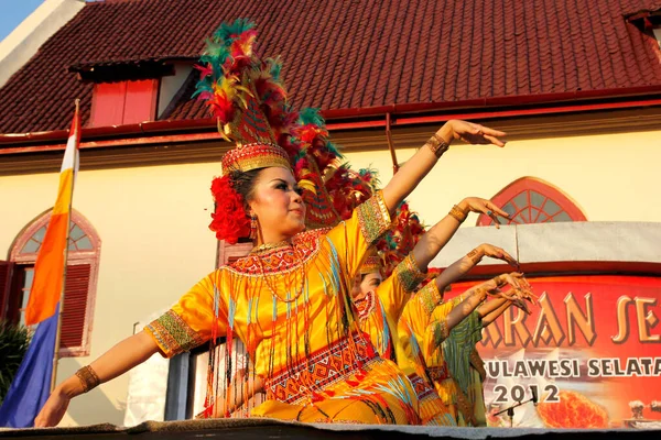 Makassar Indonesia May 2012 Tongkonan Dance Performances Young Lady Toraja — Stock Photo, Image