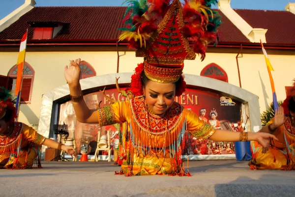 Макассар Индонезия Мая 2012 Года Танцоры Тонгконан Юной Леди Тораджи — стоковое фото