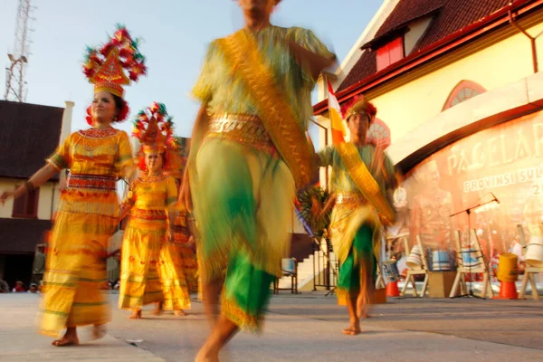 Makassar Indonesia Mei 2012 Tongkonan Dansvoorstellingen Van Jonge Dame Toraja — Stockfoto