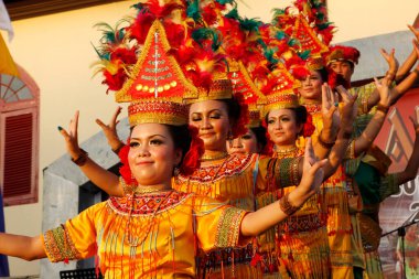 MAKASSAR - INDONESIA, 17 Mayıs 2012: Genç bayan Toraja dansçıları tarafından yapılan tongkonan dans gösterileri