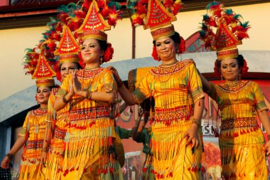 MAKASSAR - INDONESIA, 17 Mayıs 2012: Genç bayan Toraja dansçıları tarafından yapılan tongkonan dans gösterileri