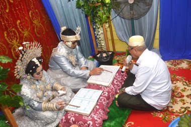 TARAKAN - INDONEZYA, 19 Mart 2020: Endonezyalı bir böcek gelininin düğününden önce yaptığı khatal-Kur 'an