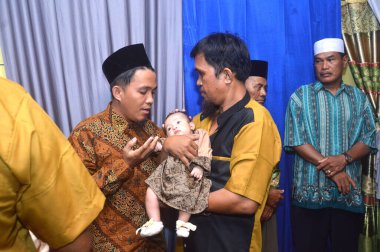 TARAKAN, INDONEZYA - 19 Mart 2020: Müslüman bebekler veya İslam 'da ilk saç kesimi Aqiqah olarak adlandırılır. Aqiqah töreni genellikle bebek doğduktan yedi gün sonra yapılır.