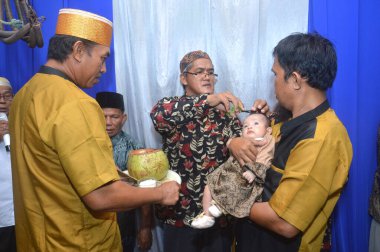 TARAKAN, INDONEZYA - 19 Mart 2020: Müslüman bebekler veya İslam 'da ilk saç kesimi Aqiqah olarak adlandırılır. Aqiqah töreni genellikle bebek doğduktan yedi gün sonra yapılır.