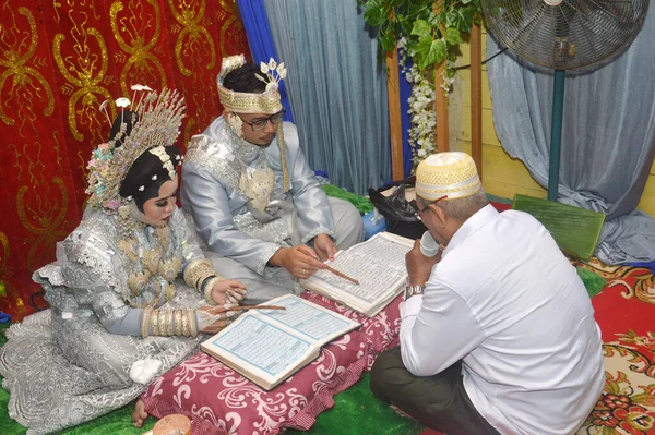 Tarakan インドネシア 2020年3月19日 彼女の結婚式の前にインドネシアのブギスの花嫁によるKhatam Quan — ストック写真