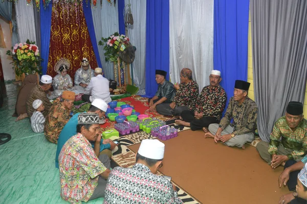 Tarakan Indonesia March 2020 Hatam Qur Індонезійською Багі Нареченою Перед — стокове фото