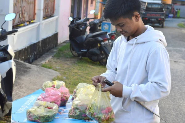 Tarakan Indonesien April 2020 Blütenblätter Knisternden Säcken Die Grabpilger Verkauft — Stockfoto