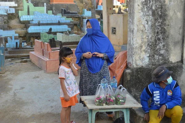 Ταρακαν Ινδονησια Απριλιου 2020 Ανθοστολάκια Σακούλες Που Πωλούνται Ταφικούς Προσκυνητές — Φωτογραφία Αρχείου