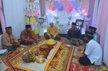 TARAKAN, INDONEZYA - 10 Ekim 2018: Müslüman bebekler veya İslam 'da ilk saç kesimi Aqiqah olarak adlandırılır. Aqiqah töreni genellikle bebek doğduktan yedi gün sonra yapılır.