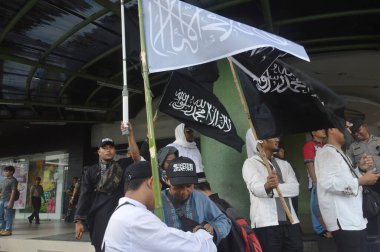 TARAKAN - INDONEZYA, 2 Kasım 2018: Tarakan Müslüman grubunun Garut 'ta Tawhid bayrağının yakılması üzerine gerçekleştirdiği barışçıl eylem