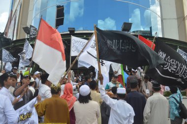 TARAKAN - INDONEZYA, 2 Kasım 2018: Tarakan Müslüman grubunun Garut 'ta Tawhid bayrağının yakılması üzerine gerçekleştirdiği barışçıl eylem