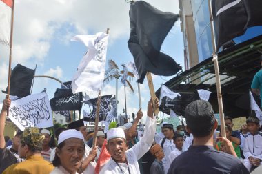 TARAKAN - INDONEZYA, 2 Kasım 2018: Tarakan Müslüman grubunun Garut 'ta Tawhid bayrağının yakılması üzerine gerçekleştirdiği barışçıl eylem