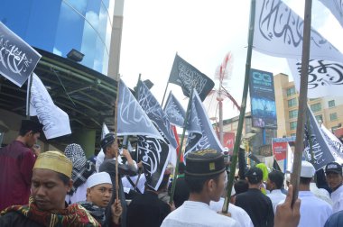 TARAKAN - INDONEZYA, 2 Kasım 2018: Tarakan Müslüman grubunun Garut 'ta Tawhid bayrağının yakılması üzerine gerçekleştirdiği barışçıl eylem
