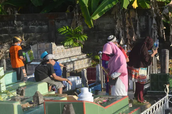 Tarakan Indonesie Duben 2020 Muslimská Tradice Pouť Hrobů Příbuzných Kteří — Stock fotografie