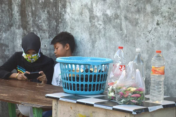 Tarakan Indonesien April 2020 Blütenblätter Knisternden Säcken Die Grabpilger Verkauft — Stockfoto