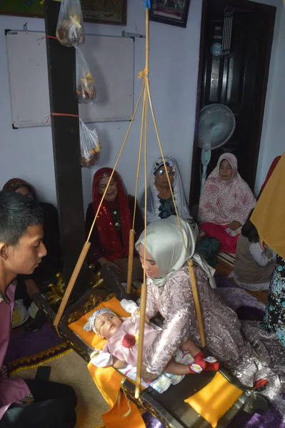 タラカン インドネシア 10月2018 イスラム教徒の赤ちゃんのための最初の散髪やイスラム教ではAqiqahと呼ばれています アクア式は通常7日後に行われます赤ちゃんが生まれています — ストック写真