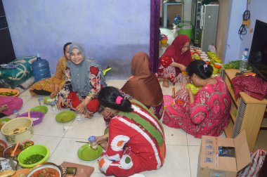 TARAKAN, INDONEZYA - 17 Ekim 2019: Müslüman bebekler veya İslam 'da ilk saç kesimi Aqiqah olarak adlandırılır. Aqiqah töreni genellikle bebek doğduktan yedi gün sonra yapılır.