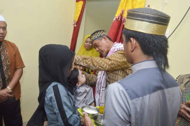 TARAKAN, INDONEZYA - 17 Ekim 2019: Müslüman bebekler veya İslam 'da ilk saç kesimi Aqiqah olarak adlandırılır. Aqiqah töreni genellikle bebek doğduktan yedi gün sonra yapılır.