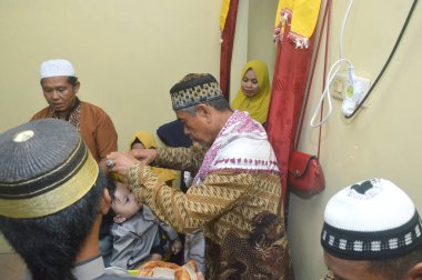 TARAKAN, INDONEZYA - 17 Ekim 2019: Müslüman bebekler veya İslam 'da ilk saç kesimi Aqiqah olarak adlandırılır. Aqiqah töreni genellikle bebek doğduktan yedi gün sonra yapılır.