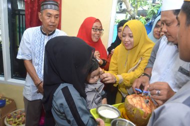 TARAKAN, INDONEZYA - 17 Ekim 2019: Müslüman bebekler veya İslam 'da ilk saç kesimi Aqiqah olarak adlandırılır. Aqiqah töreni genellikle bebek doğduktan yedi gün sonra yapılır.