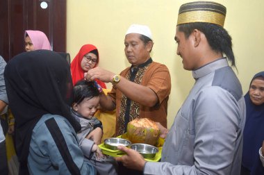 TARAKAN, INDONEZYA - 17 Ekim 2019: Müslüman bebekler veya İslam 'da ilk saç kesimi Aqiqah olarak adlandırılır. Aqiqah töreni genellikle bebek doğduktan yedi gün sonra yapılır.
