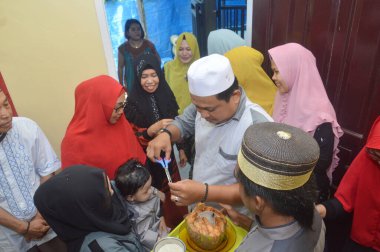 TARAKAN, INDONEZYA - 17 Ekim 2019: Müslüman bebekler veya İslam 'da ilk saç kesimi Aqiqah olarak adlandırılır. Aqiqah töreni genellikle bebek doğduktan yedi gün sonra yapılır.