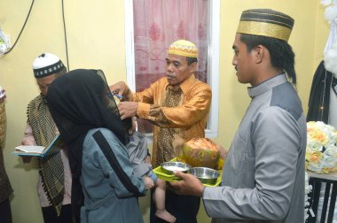 TARAKAN, INDONEZYA - 17 Ekim 2019: Müslüman bebekler veya İslam 'da ilk saç kesimi Aqiqah olarak adlandırılır. Aqiqah töreni genellikle bebek doğduktan yedi gün sonra yapılır.