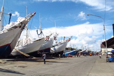 SURABAYA - INDONEZYA, 23 Haziran 2013: Pinisi gemileri Kalimas Surabaya limanına yanaştı