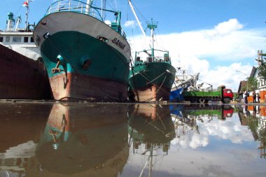 SURABAYA - INDONEZYA, 23 Haziran 2013: Kalimas Surabaya Limanı 'nın atmosferi.