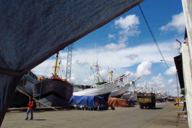 SURABAYA - INDONEZYA, 23 Haziran 2013: Kalimas Surabaya Limanı 'nın atmosferi.