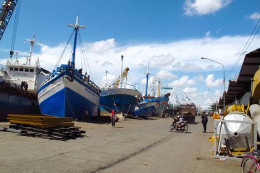 SURABAYA - INDONEZYA, 23 HAZİRAN 2013: Kalimas Surabya limanının atmosferi