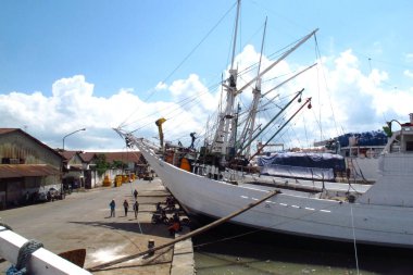 SURABAYA - INDONEZYA, 23 Haziran 2013: Kalimas Surabaya Limanı 'nın atmosferi.