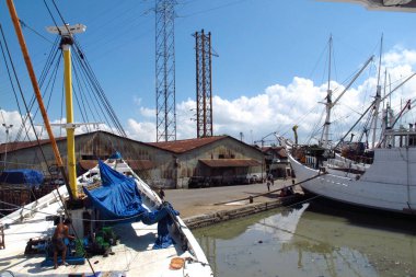 SURABAYA - INDONEZYA, 23 Haziran 2013: Kalimas Surabaya Limanı 'nın atmosferi.