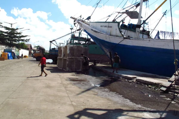 Surabaya Indonésie Juin 2013 Les Navires Pinisi Penchés Dans Port — Photo