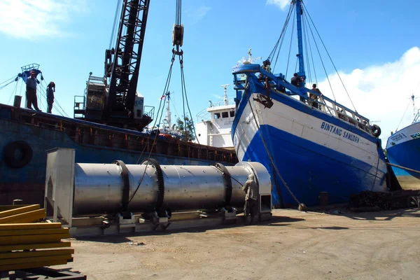 Surabaya Indonesia June 2013 Activity Loading Unloading Goods Phinisi Ships — 图库照片