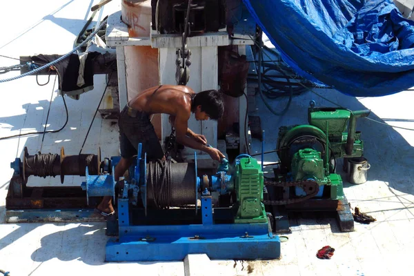 スラバヤ インドネシア 2013年6月23日 乗組員がカリマススラバヤ港で船のエンジンを修理 — ストック写真