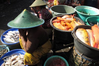 SURABAYA - INDONEZYA, 23 Haziran 2013: Geleneksel balık pazarı ticaret faaliyetleri