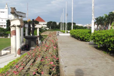 SURABAYA - INDONEZYA, 27 Nisan 2013: Kahramanlar Anıtı 'ndaki Endonezya Bağımsızlık Bildirgesi' nin heykeli, ya da 10 Kasım Müzesi, Surabaya