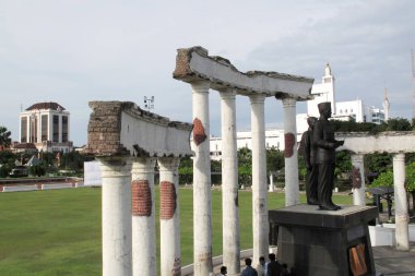 SURABAYA - INDONEZYA, 27 Nisan 2013: Kahramanlar Anıtı 'ndaki Endonezya Bağımsızlık Bildirgesi' nin heykeli, ya da 10 Kasım Müzesi, Surabaya