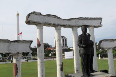 SURABAYA - INDONEZYA, 27 Nisan 2013: Kahramanlar Anıtı 'ndaki Endonezya Bağımsızlık Bildirgesi' nin heykeli, ya da 10 Kasım Müzesi, Surabaya