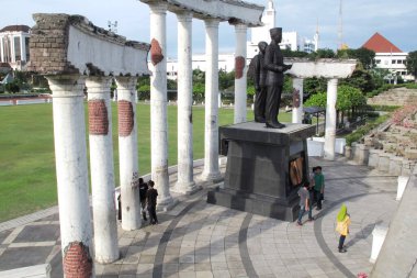 SURABAYA - INDONEZYA, 27 Nisan 2013: Kahramanlar Anıtı 'ndaki Endonezya Bağımsızlık Bildirgesi' nin heykeli, ya da 10 Kasım Müzesi, Surabaya