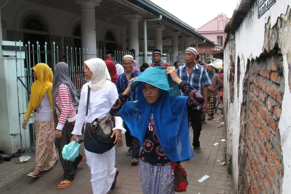 SURABAYA - INDONEZYA, 23 Haziran 2013: Seyyahlar Sunan Ampel 'in Mezarını ziyaret ettiler
