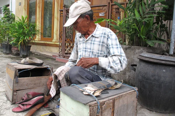 Surabaya Indonesia Junio 2013 Viejo Reparador Zapatos Estaba Trabajando Reparación — Foto de Stock