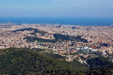 Panoramik dağ havadan görünümden Barcelona bağlantı noktasına