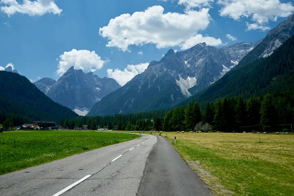 Dolomites 알프스 롤에에서 다운도 — 스톡 사진