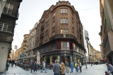 Belgrad, Sırbistan - 04: 20: 2019: Gün batımında Belgrad şehir merkezinde kalabalık Knez Mihailova caddesi
