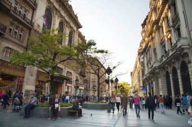 Belgrad, Sırbistan - 04: 20: 2019: Gün batımında Belgrad şehir merkezinde kalabalık Knez Mihailova caddesi