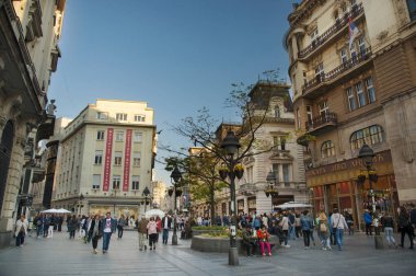 Belgrad, Sırbistan - 04: 20: 2019: Gün batımında Belgrad şehir merkezinde kalabalık Knez Mihailova caddesi