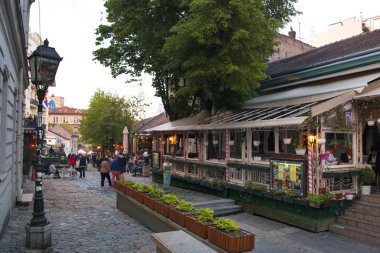 Belgrad, Sırbistan - 04: 20: 2019: Gün batımında Belgrad 'ın merkezinde restoranları ve kafeleri olan ünlü Skadarlija caddesi