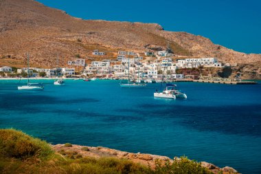 Karavostasis kasabası, Folegandros Adası, Yunanistan - 06 03 2019: Yunanistan 'ın Folegandros adasındaki Karavostasis kasabası